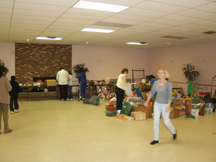 Click to return to grid view of the "Temple Shalom Emeth - 2002-03" gallery "Temple Yard Sale"