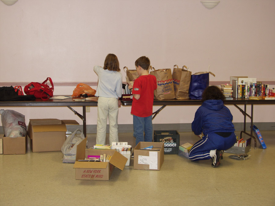 Click to return to grid view of the "Temple Shalom Emeth - 2002-03" gallery "Temple Yard Sale"