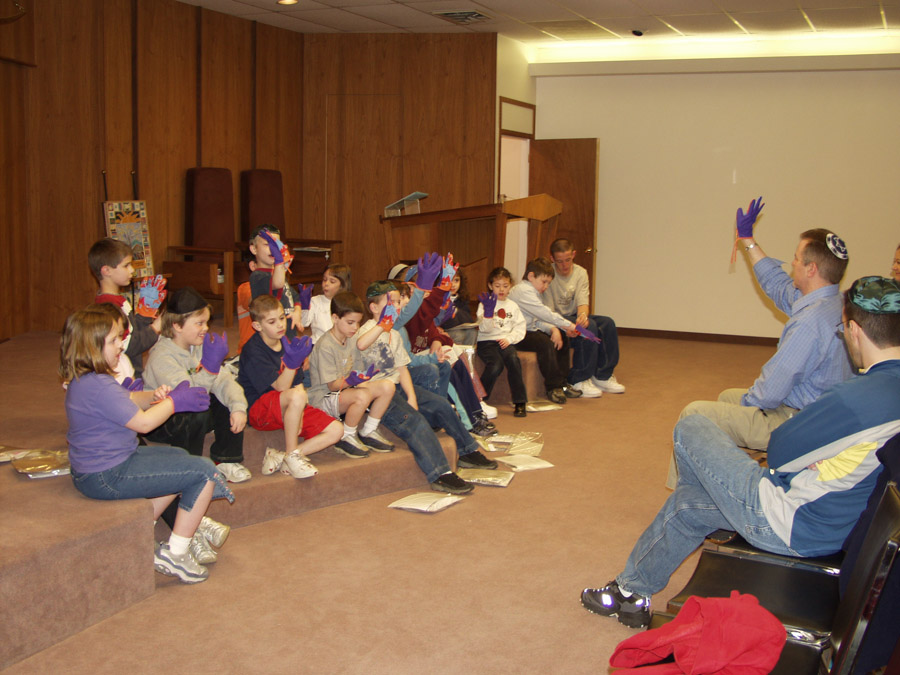 Click to return to grid view of the "Temple Shalom Emeth - 2002-03" gallery "Passover Workshop - Pre-hebrew..Second Grade"