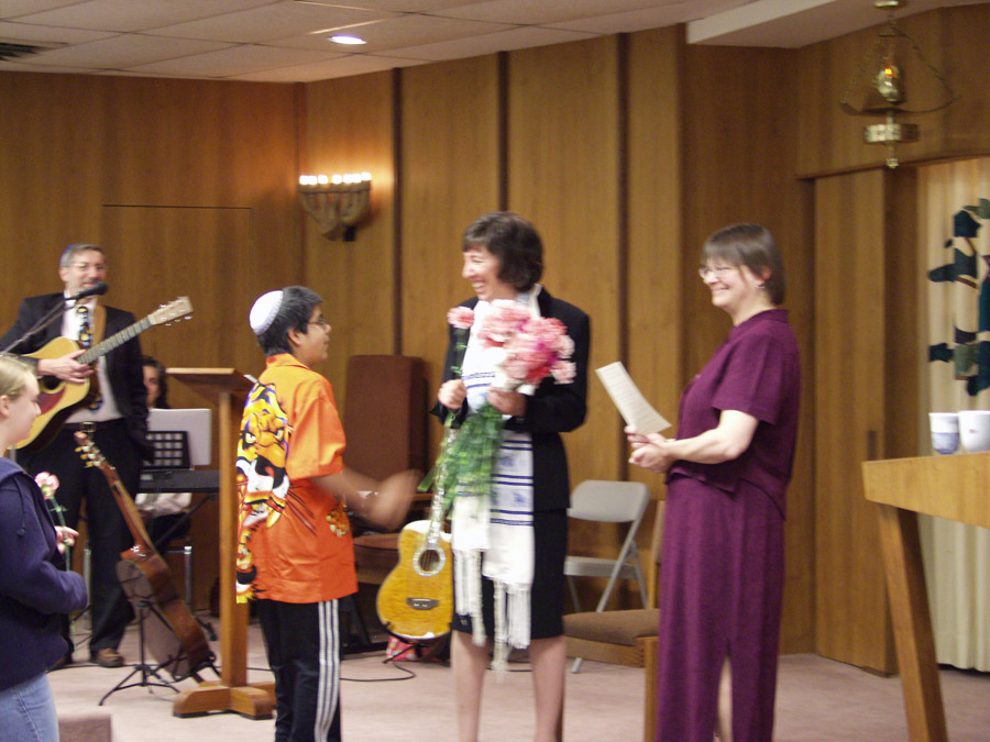 Click to return to grid view of the "Temple Shalom Emeth - 2003-04" gallery "Rabbi Abramson - 20<sup>th</sup> Anniversary Shabbat Service"