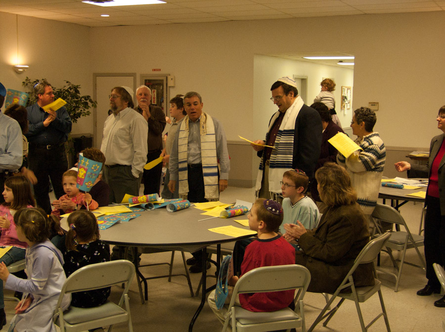 Click to return to grid view of the "Temple Shalom Emeth - 2004-05" gallery "Simchat Torah"