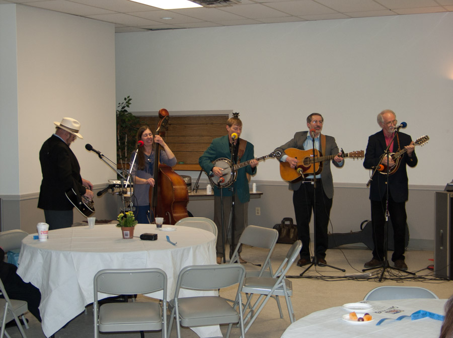 Click to return to grid view of the "Temple Shalom Emeth - 2004-05" gallery "Pine Hill Ramblers"