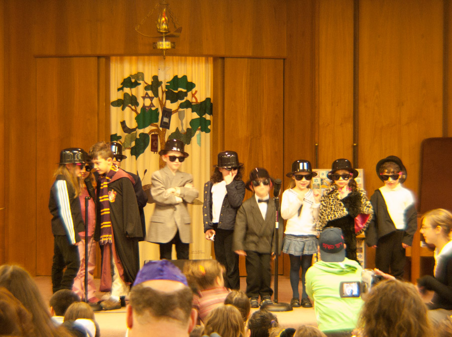 Click to return to grid view of the "Temple Shalom Emeth - 2005-06" gallery "Purim Service"