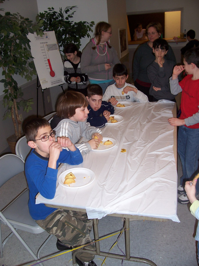 Click to return to grid view of the "Temple Shalom Emeth - 2005-06" gallery "Purim Carnival"