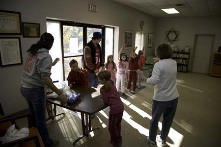 Click to return to grid view of the "Temple Shalom Emeth - 2006-07" gallery "Kitah Bet Class Service Rehearsal"