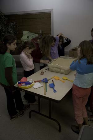 Click to return to grid view of the "Temple Shalom Emeth - 2006-07" gallery "Kitah Gimmel Family Workshop - Virtual Israel"