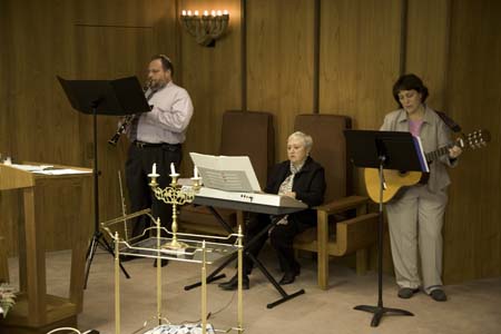 Click to return to grid view of the "Temple Shalom Emeth - 2006-07" gallery "Friday Night Live! Rockin’ Ruach Shabbat Band"