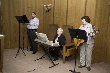 Click to return to grid view of the "Temple Shalom Emeth - 2006-07" gallery "Friday Night Live! Rockin’ Ruach Shabbat Band"