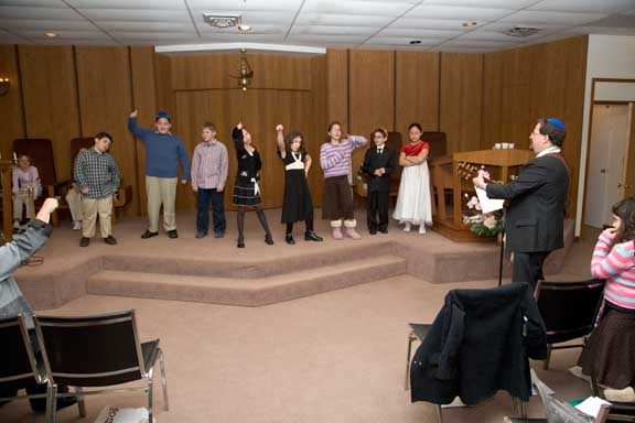 Click to return to grid view of the "Temple Shalom Emeth - 2006-07" gallery "Kitah Dalet Class Service"