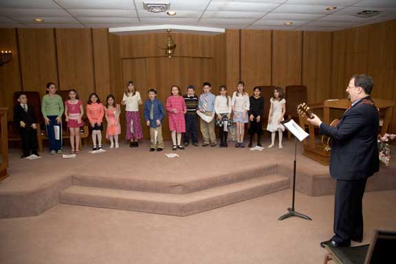 Click to return to grid view of the "Temple Shalom Emeth - 2006-07" gallery "Kitah Gimmel Class Service"
