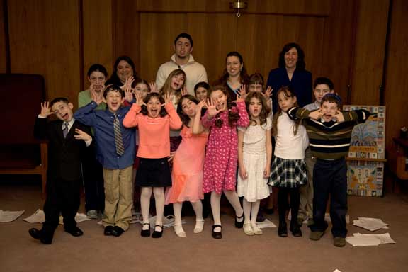 Click to return to grid view of the "Temple Shalom Emeth - 2006-07" gallery "Kitah Gimmel Class Service"