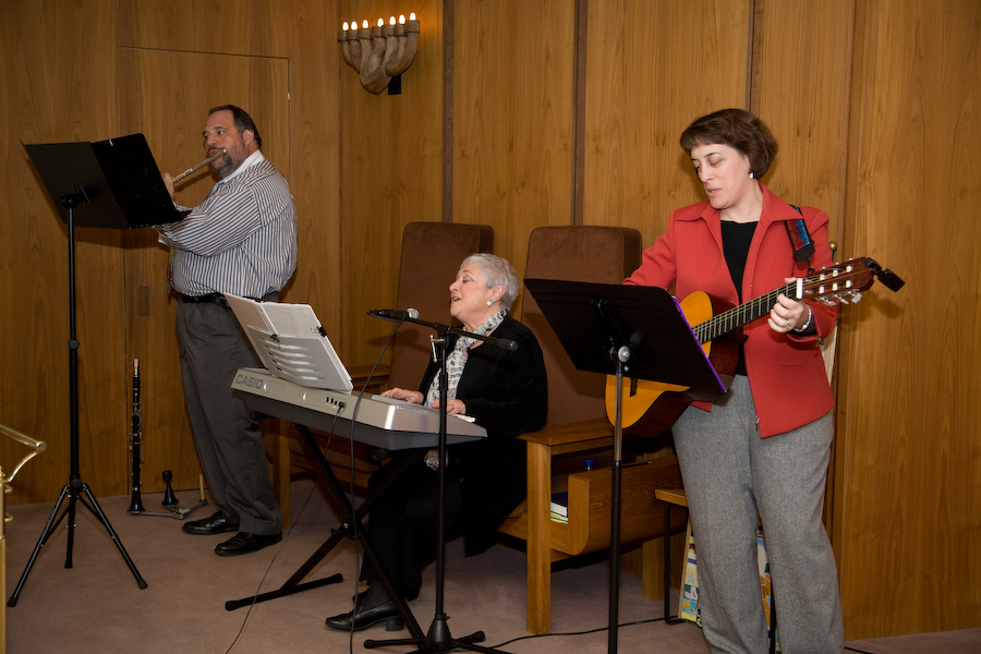 Click to return to grid view of the "Temple Shalom Emeth - 2007-08" gallery "Friday Night Live!"