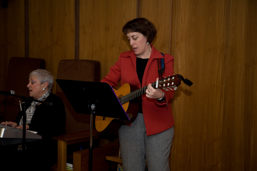 Click to return to grid view of the "Temple Shalom Emeth - 2007-08" gallery "Friday Night Live!"