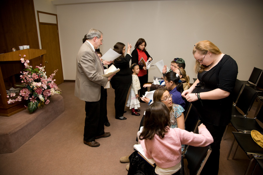 Click to return to grid view of the "Temple Shalom Emeth - 2007-08" gallery "Kitah Hay - Hanukah Family Service"