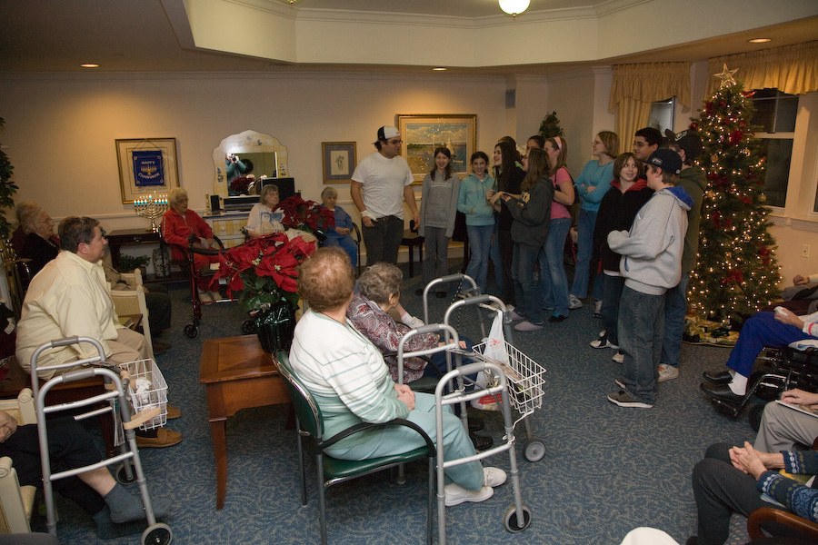 Click to return to grid view of the "Temple Shalom Emeth - 2007-08" gallery "Kitah Zayin - Hanukah at Longmeadow Place"