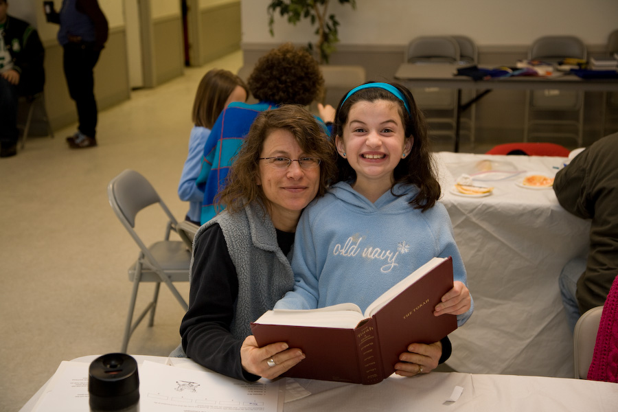 Click to return to grid view of the "Temple Shalom Emeth - 2007-08" gallery "Kitah Gimmel - Family Workshop - Torah"