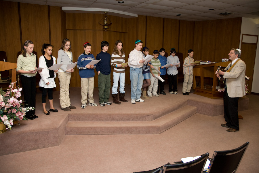 Click to return to grid view of the "Temple Shalom Emeth - 2007-08" gallery "Kitah Vav - Class Service"