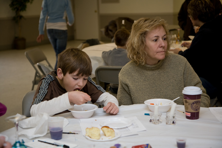 Click to return to grid view of the "Temple Shalom Emeth - 2007-08" gallery "Kitah Bet Family Workshop - Shabbat"