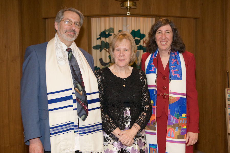 Click to return to grid view of the "Temple Shalom Emeth - 2007-08" gallery "Gail Wolfe Conversion Shabbat Service"