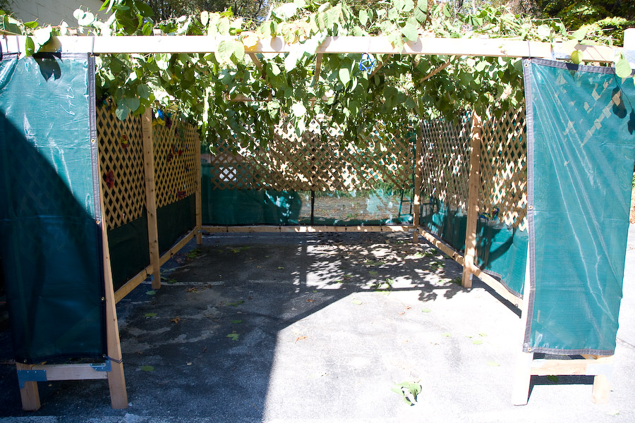Click to return to grid view of the "Temple Shalom Emeth - 2008-09" gallery "Sukkah Building"
