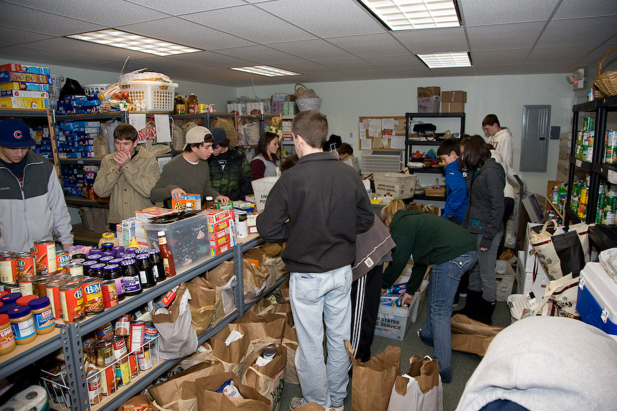 Click to return to grid view of the "Temple Shalom Emeth - 2008-09" gallery "SEFTY at Burlington Food Pantry"