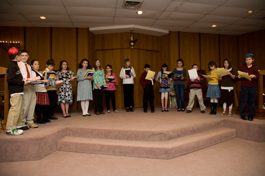 Click to return to grid view of the "Temple Shalom Emeth - 2008-09" gallery "Kitah Hay/Grade 5 - Family Service"