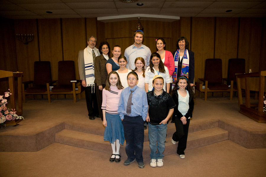 Click to return to grid view of the "Temple Shalom Emeth - 2008-09" gallery "Kitah Dalet/Grade 4 - Family Service"