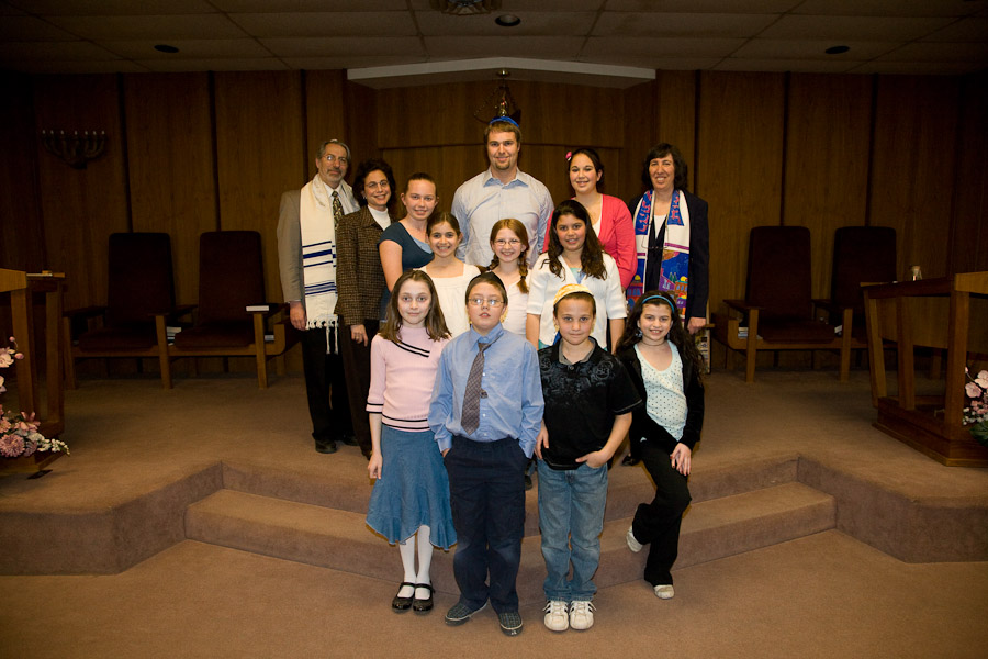 Click to return to grid view of the "Temple Shalom Emeth - 2008-09" gallery "Kitah Dalet/Grade 4 - Family Service"