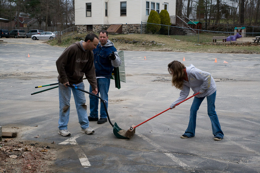 Click to return to grid view of the "Temple Shalom Emeth - 2008-09" gallery "Spring Cleanup"