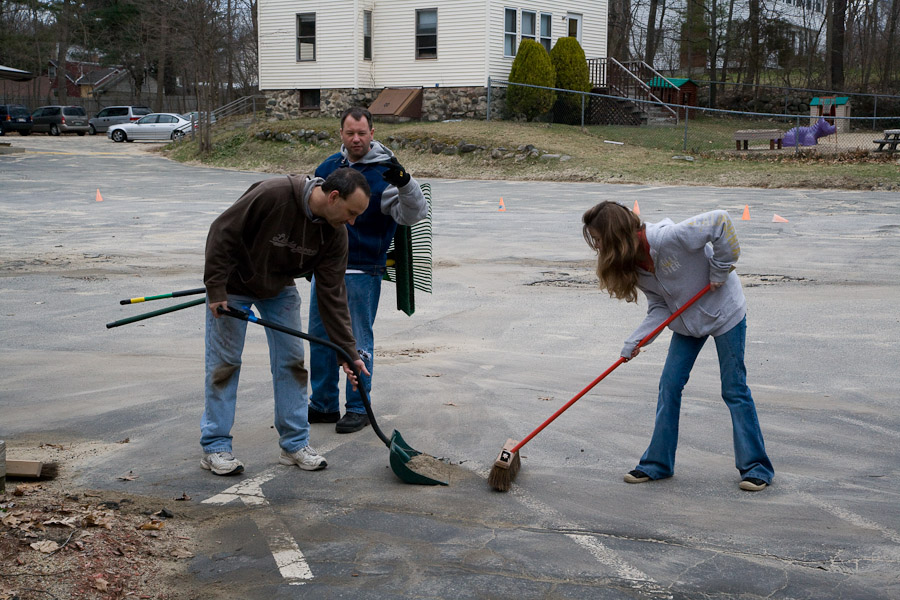 Click to return to grid view of the "Temple Shalom Emeth - 2008-09" gallery "Spring Cleanup"