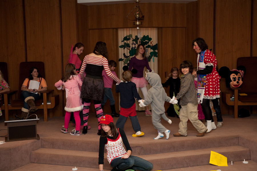 Click to return to grid view of the "Temple Shalom Emeth - 2009-10" gallery "Purim Service & Shpiel"