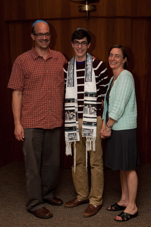 Click to return to grid view of the "Temple Shalom Emeth - 2010-11" gallery "Carol Getman Scholarship/High School Graduation - Shabbat Service"